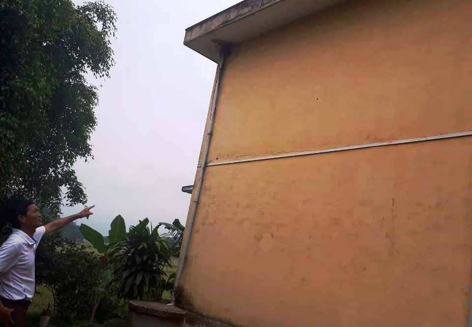 Trường xuống cấp, hàng trăm học sinh và thầy cô giáo nơm nớp lo sợ - 6 Hiện dãy nhà 2 tầng có hiện tượng bị nghiêng khiến thầy và trò nhà trường vô cùng lo lắng.