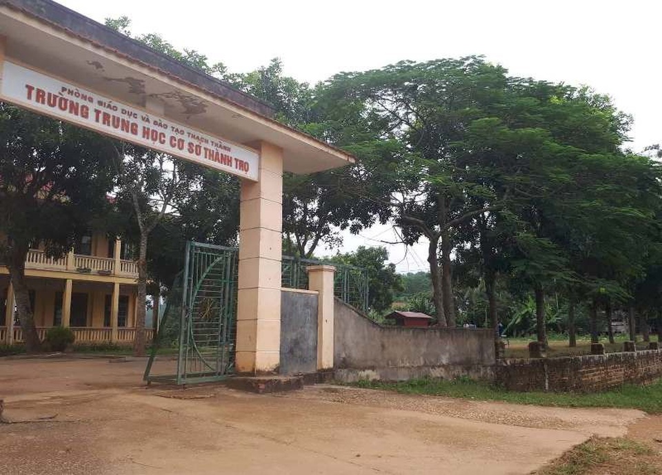 Trường xuống cấp, hàng trăm học sinh và thầy cô giáo nơm nớp lo sợ - 1 Trường THCS Thành Thọ xuống cấp nghiêm trọng.