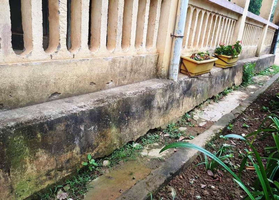 Trường xuống cấp, hàng trăm học sinh và thầy cô giáo nơm nớp lo sợ - 2 Trường xuống cấp, hàng trăm học sinh và thầy cô giáo nơm nớp lo sợ - 2