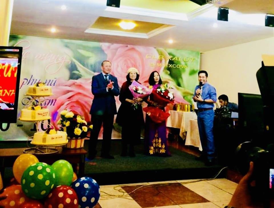 Những phụ nữ Việt tảo tần trên đất Nga - 2
Chị em trong Câu lạc bộ Saliut chụp ảnh kỉ niệm nhân Ngày Phụ nữ Việt Nam 20/10