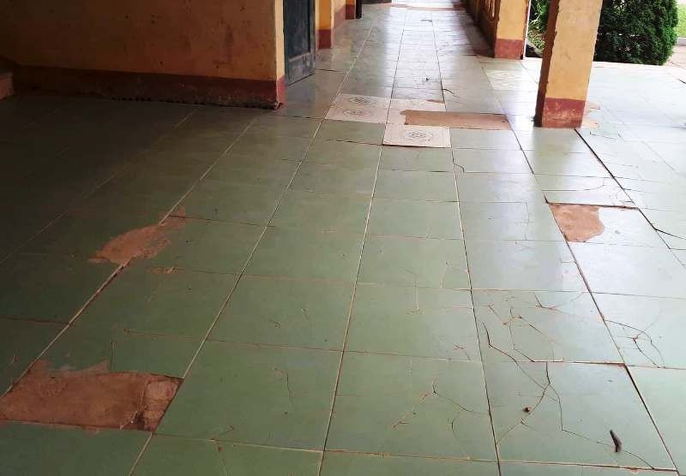 Trường xuống cấp, hàng trăm học sinh và thầy cô giáo nơm nớp lo sợ - 4 Nền nhà bị bong tróc.