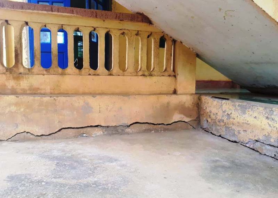 Trường xuống cấp, hàng trăm học sinh và thầy cô giáo nơm nớp lo sợ - 5 Trong đợt mưa lũ vừa qua, trường THCS Thành Thọ cũng bị ngập nước khiến công trình xuống cấp.