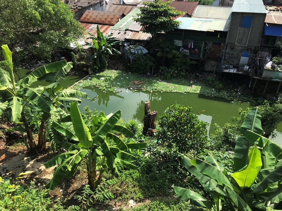Cuộc di dân lịch sử ở Huế: Hàng nghìn hộ dân sống cảnh như... chị Dậu - 5 Rác thải sinh hoạt của người dân sống trên khu vực thượng thành Eo Bầu gây mất mĩ quan đô thị, ô nhiễm môi trường trầm trọng