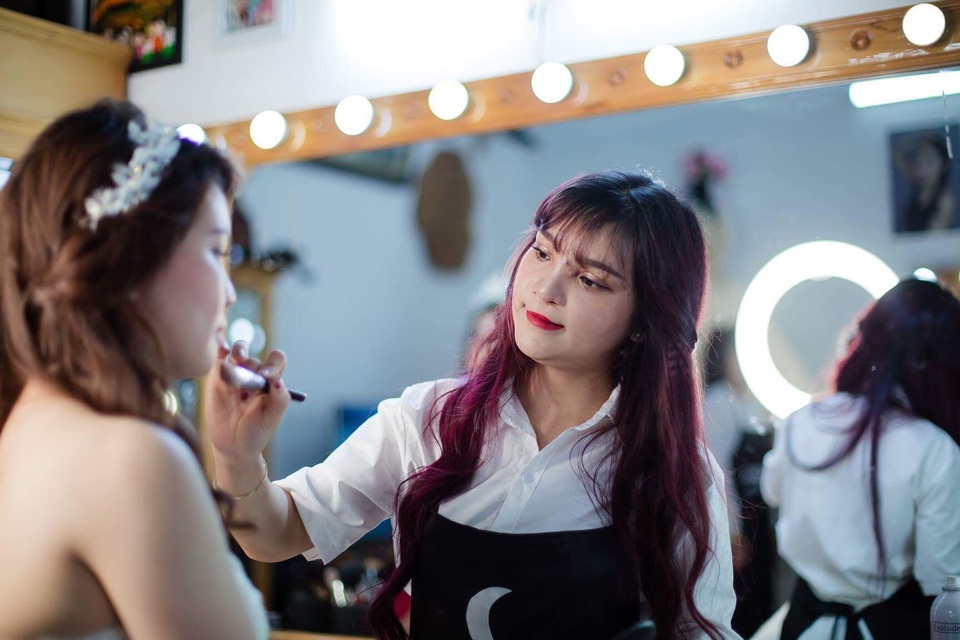 Người mẹ khuyết tật, kiếm mỗi tháng gần 50 triệu từ nghề makeup - 1 Người mẹ khuyết tật đi lên từ gian khổ, khiến mỗi tháng gần 50 triệu từ nghề makeup