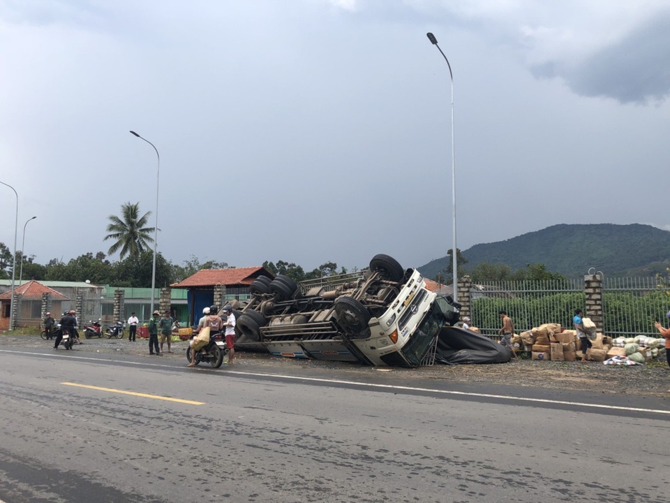 Xe tải chở rau lật nghiêng, tài xế thoát chết - 1 Hiện trường vụ tai nạn