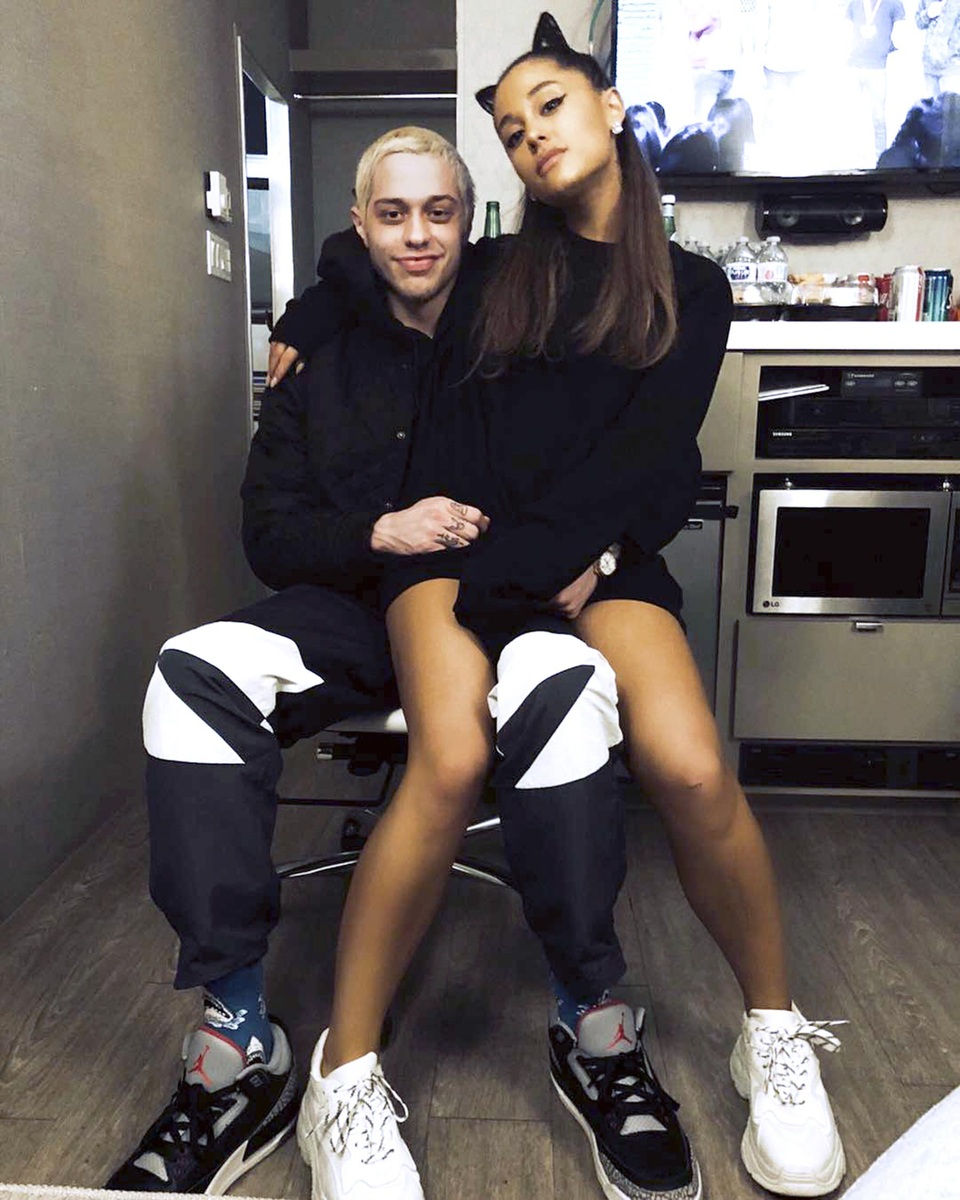 Ariana Grande lộ diện sau khi hủy hôn với bạn trai - 1
Ariana Grande hủy hôn với Pete Davidson sau 3 tháng đính hôn.