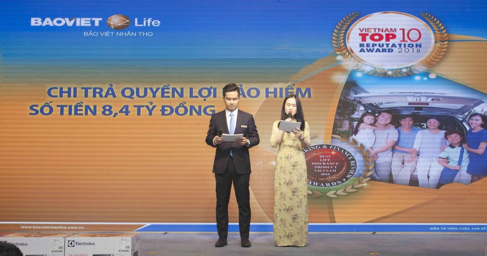 Bảo Việt Nhân thọ chi trả quyền lợi bảo hiểm 8,4 tỷ cho khách hàng gặp rủi ro - 1
Ngày 21/10/2018 vừa qua, Bảo Việt Nhân thọ đã tổ chức chi trả quyền lợi bảo hiểm cho vợ chồng khách hàng thiệt mạng do hỏa hoạn tại TP. Hồ Chí Minh với số tiền chi trả 8,4 tỷ đồng.