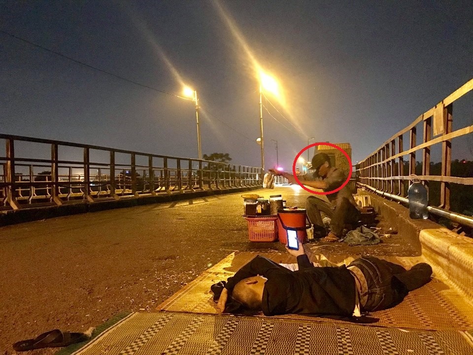 Giật mình với nạn "chặt chém" công khai trên cầu Long Biên - 1
Khu vực giữa cầu Long Biên đoạn hai bên đường bị các đối tượng bán hàng chiếm đóng, trải cả chiếu ra ngay sát đường.