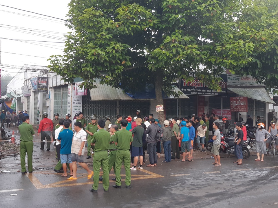 Cửa hàng hoa cháy lớn sau tiếng nổ, 2 thiếu nữ thiệt mạng - 2
Vụ cháy khiến người dân bàng hoàng.