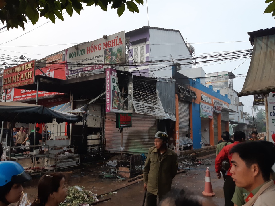 Cửa hàng hoa cháy lớn sau tiếng nổ, 2 thiếu nữ thiệt mạng - 3 Ngọn lửa thiêu rụi nhiều tài sản bên trong cửa hàng