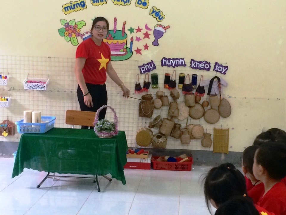 Thú vị mô hình tạo đồ chơi cho trẻ em ở huyện nghèo biên giới - 4
Phụ huynh góp các trang phục, vật dụng gần gũi với đời sống của bà con, làng bản với hàng trăm loại như: Oi cá, gùi, váy, áo và các vật dụng khác được trang trí ở các nhà truyền thống mỗi điểm lớp.