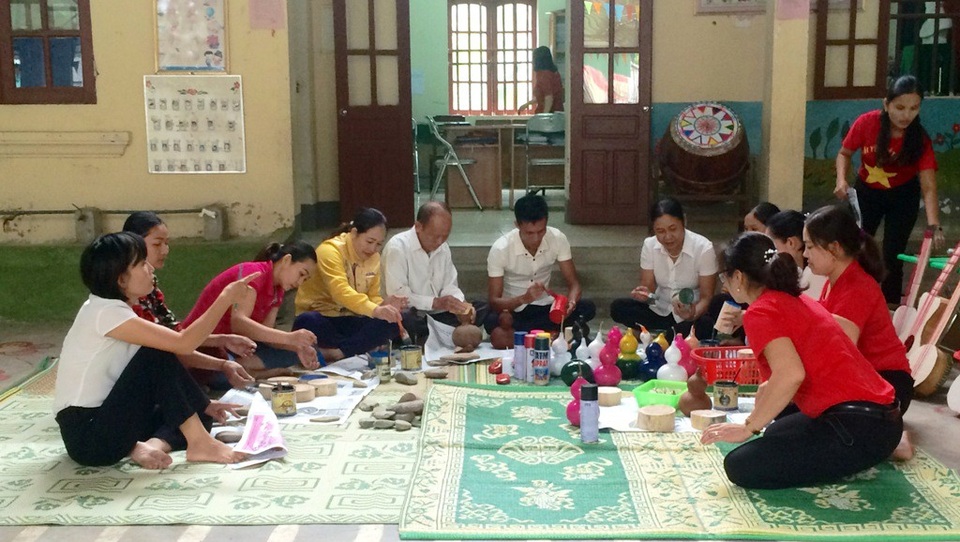 Thú vị mô hình tạo đồ chơi cho trẻ em ở huyện nghèo biên giới - 1 Từ đầu năm học 2018-2019 đến nay, 18/18 trường mầm non trên toàn huyện nghèo Tương Dương, Nghệ An đã làm tốt công tác vận động phụ huynh cùng chung tay tạo ra các món đồ chơi hữu ích để các con học tập vui chơi trong môi trường giáo dục lành mạnh.