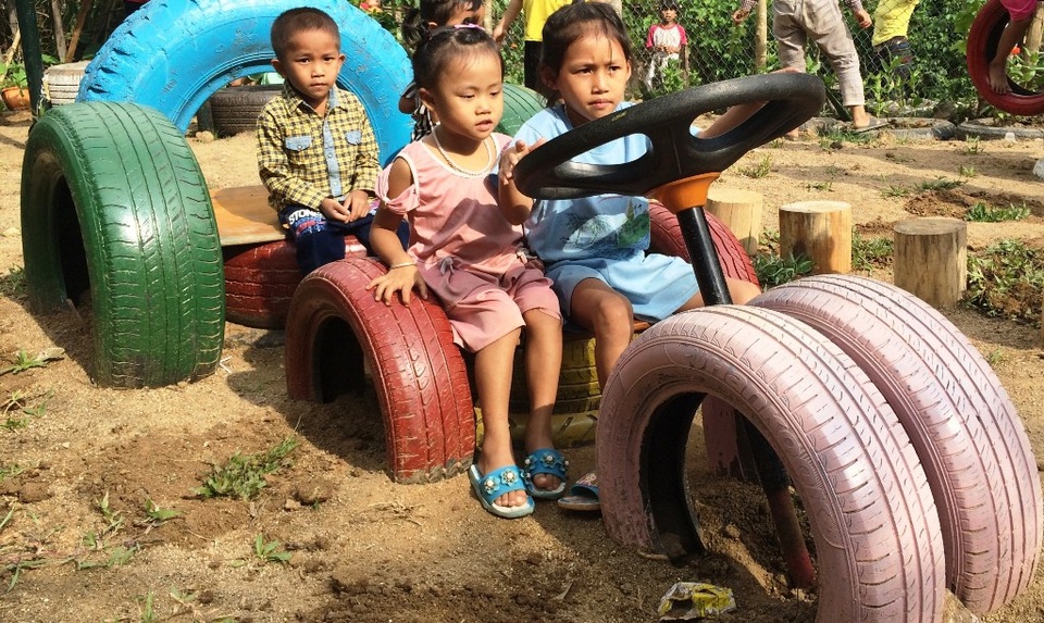 Thú vị mô hình tạo đồ chơi cho trẻ em ở huyện nghèo biên giới - 6 Những chiếc lốp ô tô vứt đi trở thành món đồ chơi được các em yêu thích.
