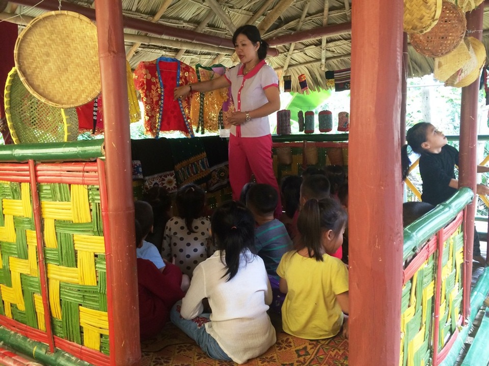 Thú vị mô hình tạo đồ chơi cho trẻ em ở huyện nghèo biên giới - 3
Các trường còn vận động phụ huynh cùng làm các nhà truyền thống, phù hợp với đặc thù mỗi địa phương.