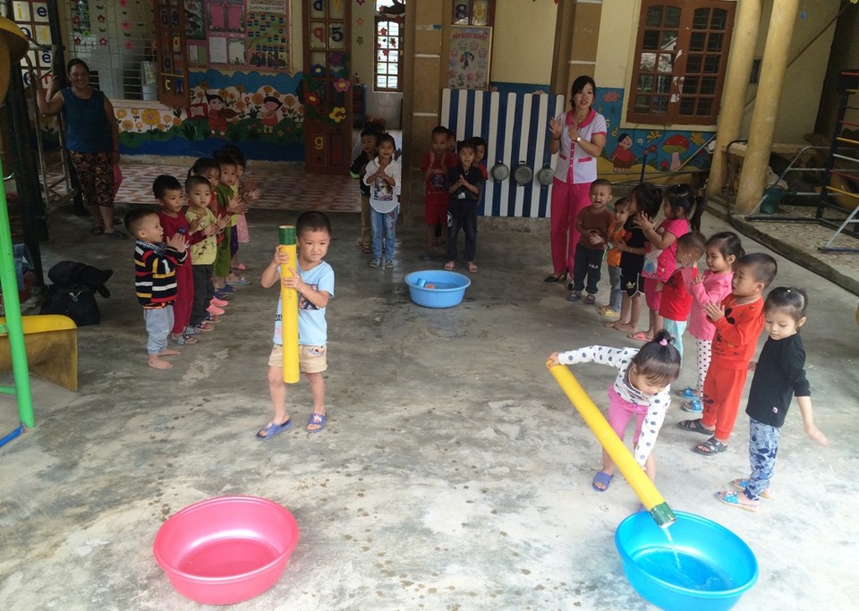 Thú vị mô hình tạo đồ chơi cho trẻ em ở huyện nghèo biên giới - 2 Ống lấy nước được các cô giáo cho các em thực hành. Bởi các cô hiểu hơn ai hết, ngoài việc học các em khi trở về nhà con phải đi lấy nước ở khe suối về cho gia đình.