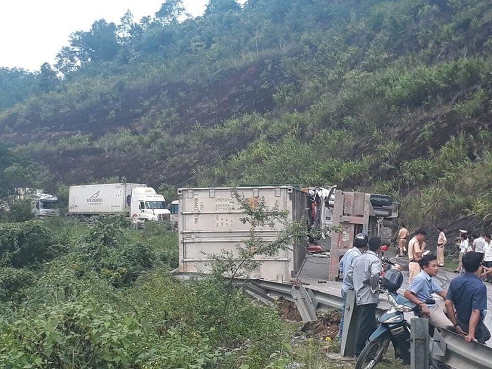 Hai xe container lao vào nhau, quốc lộ ách tắc nghiêm trọng - 2 Vụ tai nạn đã khiến Quốc lộ 12A ách tắc nghiêm trọng.