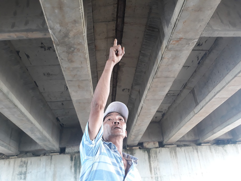 Vị trí giữa cầu VD09B (tương ứng với vị trí dải phân cách trên mặt đường) và một số điểm trên cầu chui cũng xuất hiện vết thấm. Riêng vị trí giữa cầu VD09B, nước vẫn còn nhỏ giọt dù nhiều ngày không có mưa lớn. Ngay giữa cầu vượt vẫn thấm, chỗ này mưa lớn là nước chảy xuống thấy rõ, ông Nguyễn Vũ (thôn Phú Lễ 1, xã Bình Trung, huyện Bình Sơn) cho biết.