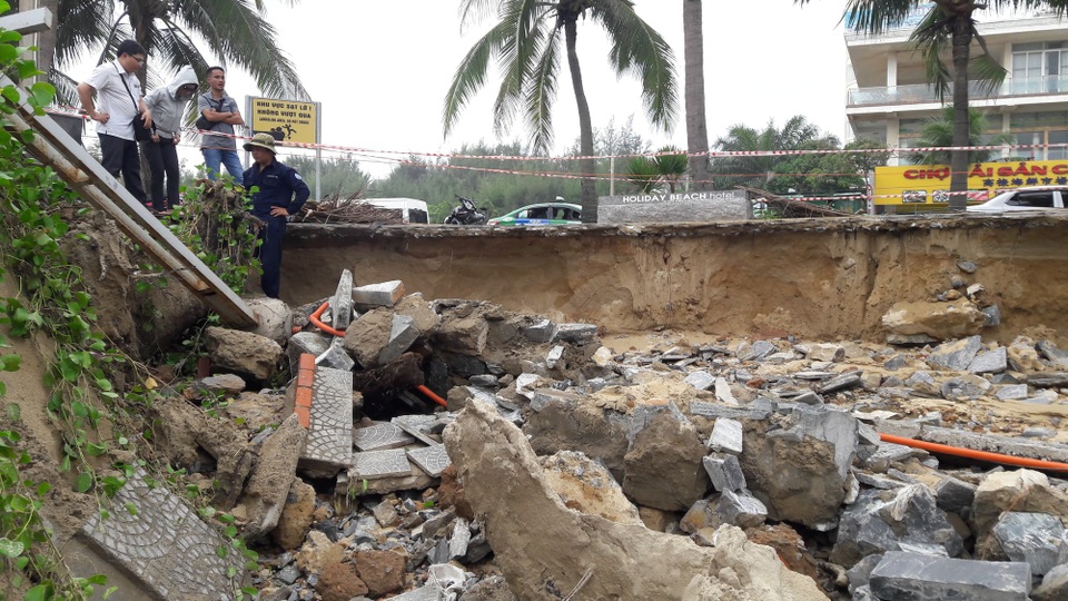 Bờ biển Đà Nẵng sạt lở nghiêm trọng sau cơn mưa lớn - 2 Hàng trăm mét khối đất đá sạt lở