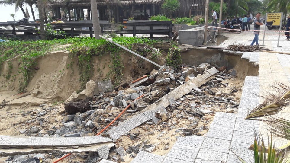 Bờ biển Đà Nẵng sạt lở nghiêm trọng sau cơn mưa lớn - 3 Khu vực sạt lở được giăng dây để ngăn, cảnh báo người dân và du khách hạn chế qua lại
