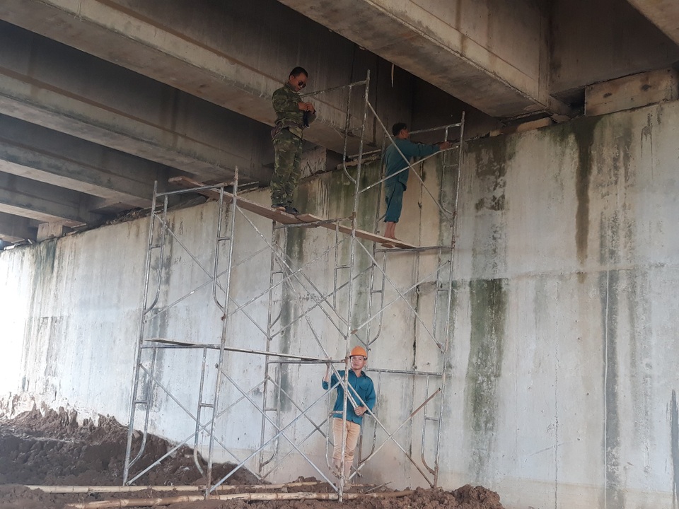 Hàng loạt vết thấm xuất hiện trên tường bê tông. Vào sáng 22/10, nhiều công nhân đang chuẩn bị khắc phục sự cố thấm nước tại cầu VD09B.