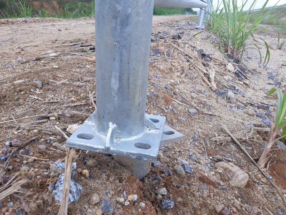 Theo ghi nhận của PV Dân trí, hàng rào bảo vệ đoạn đường này được lắp đặt sơ sài, hàng loạt vị trí không được bắt vít với chân đế.