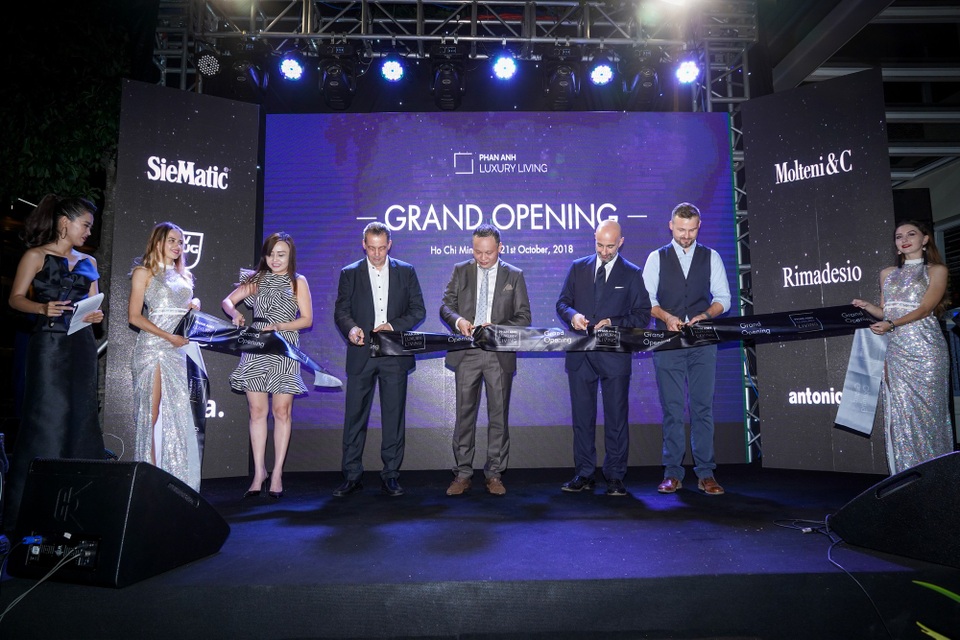 
Đại diện các nhãn hàng và CEO Phan Anh Luxury Living cắt băng khánh thành
