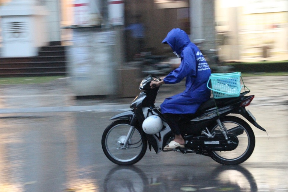 Hà Nội mưa giông do ảnh hưởng không khí lạnh - 1 Hà Nội mưa giông do ảnh hưởng không khí lạnh. (Ảnh minh họa: Nguyễn Dương).