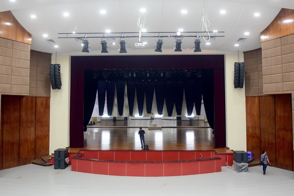 Nhà hát cấp huyện hơn trăm tỷ đồng 6 năm chưa xây xong - 4
Sân khấu được trang bị hệ thống đèn chiếu sáng, sàn được ốp gỗ sẵn sàng cho việc tổ chức biểu diễn nghệ thuật.