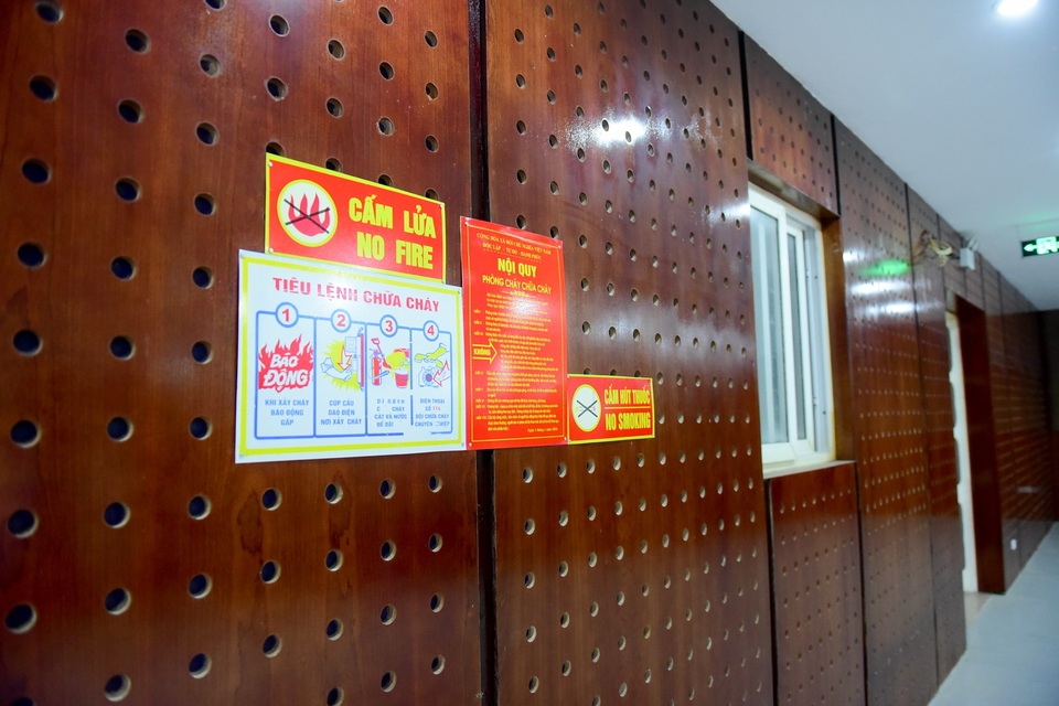 Nhà hát cấp huyện hơn trăm tỷ đồng 6 năm chưa xây xong - 8 Nhà hát được bố trí biển cảnh báo PCCC, có trang bị bình chứa cháy dạng bọt.
