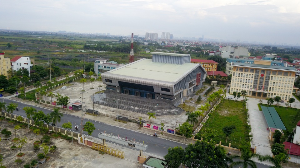 Nhà hát cấp huyện hơn trăm tỷ đồng 6 năm chưa xây xong - 1
Nhà hát huyện Đan Phượng được khởi công từ ngày 23/2/2012, cao 3 tầng, có tổng diện tích sàn hơn 7.000 m2, diện tích sử dụng đất hơn 10.500m2, với tổng đầu tư hơn 117 tỷ đồng.