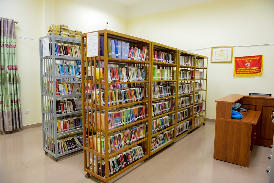 Nhà hát cấp huyện hơn trăm tỷ đồng 6 năm chưa xây xong - 12 Thư viện nằm trong khuôn viên nhà hát được mở vào các ngày trong tuần để phục vụ người dân.