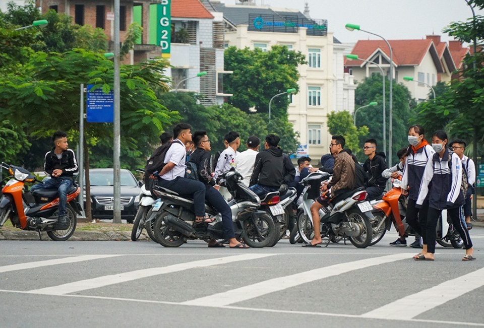 Hà Nội: Tái diễn tình trạng học sinh vô tư đi xe máy đến trường - 1
Gheo ghi hận của PV Dân Trí, cứ vào những buổi tan học, trước cổng một sốtrường THPT trên địa bàn TP Hà Nội, rất dễ bắt gặp nhiều em đi xe máy.