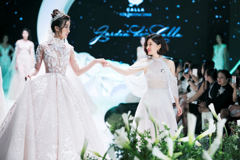 Hoa hậu Đỗ Mỹ Linh hóa nàng Lọ Lem lộng lẫy tại Calla Show 2018 - Ảnh 3. Hoa hậu Đỗ Mỹ Linh hóa nàng Lọ Lem lộng lẫy tại Calla Show 2018 - Ảnh 3.