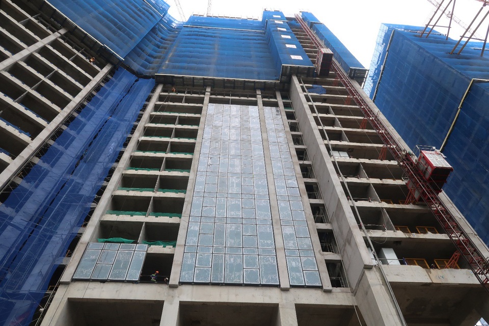 Khẳng định đẳng cấp, Sunshine City – mạnh tay phủ kính Low-E cho toàn bộ dự án - 2 Trước khi tòa nhà được đưa vào vận hành, Kính Low-E tại Sunshine City được dán một lớp bảo vệ bên ngoài, nhằm đảm bảo yếu tố thẩm mỹ cho sản phẩm. Đây cũng là một trong những yêu cầu kỹ thuật bắt buộc trong các công đoạn thi công của hạng mục này.