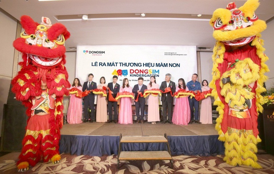 Dongsim lần đầu ra mắt trường mầm non tiêu chuẩn Hàn Quốc - 3
Cắt băng khánh thành cơ sở 1.