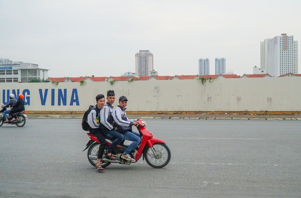 Hà Nội: Tái diễn tình trạng học sinh vô tư đi xe máy đến trường - 3
Một trường hợp học sinh chở ba trên đường.