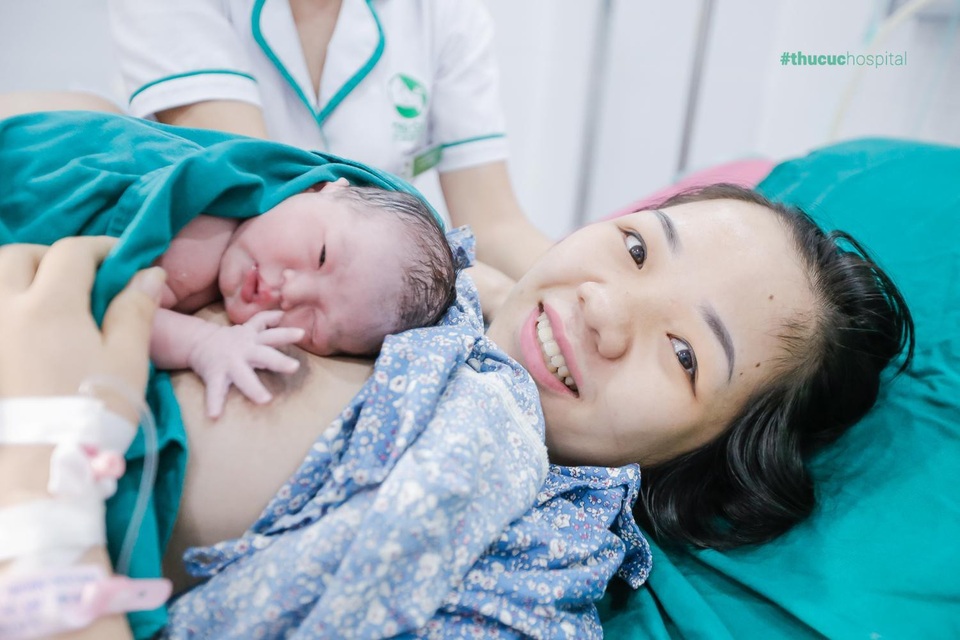 Thuyết “mang nặng - đẻ đau” và thực tế đi đẻ ngày nay - 6 Những hình ảnh “không thể đẹp hơn” của mẹ bầu Hương Giang bên con yêu