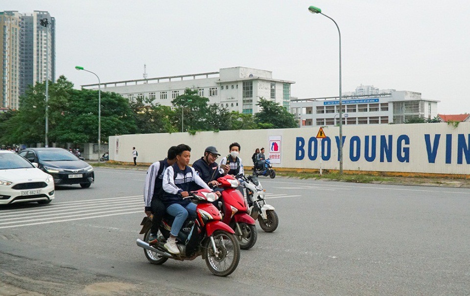 Hà Nội: Tái diễn tình trạng học sinh vô tư đi xe máy đến trường - 6 Hà Nội: Tái diễn tình trạng học sinh vô tư đi xe máy đến trường - 6