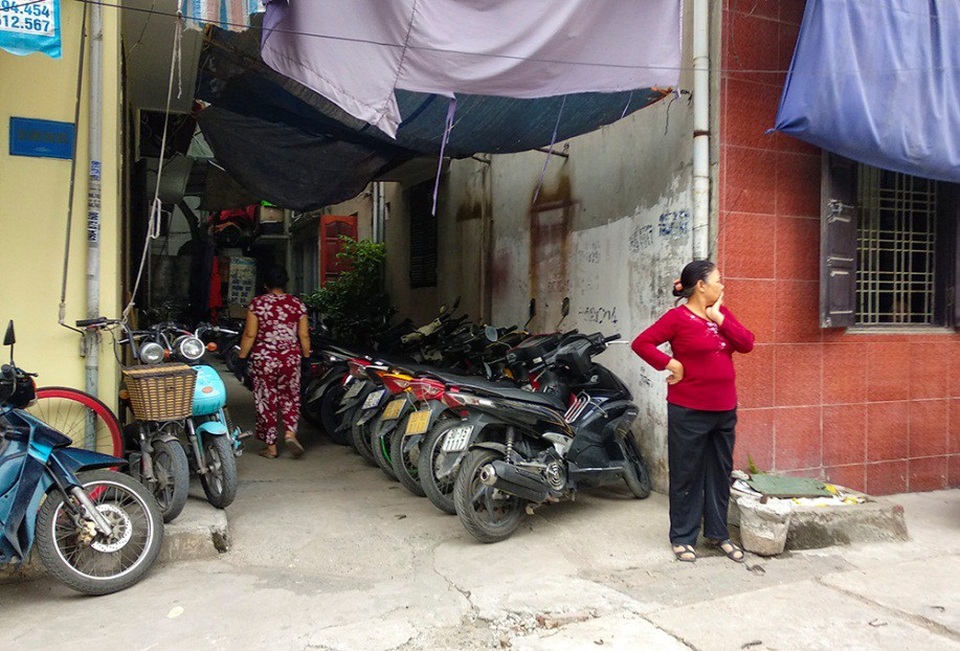 Hà Nội: Tái diễn tình trạng học sinh vô tư đi xe máy đến trường - 7 Hầu hết khi đến trường bằng xe gắn máy phân khối lớn, học sinh đều gửi xe bên ngoài cổng trường.