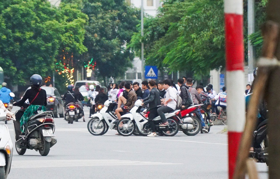 Hà Nội: Tái diễn tình trạng học sinh vô tư đi xe máy đến trường - 8
Một số nhà chuyên môn đã từng khuyến nghị, nên phải đưa Luật Giao thông đường bộ vào các trường học như một môn học chính khóa, thay vì là môn học phụ như hiện nay. Từ đó sẽ giúp học sinh có ý thức hơn trong việc chấp hành Luật Giao thông đường bộ và hạn chế tình trạng tai nạn giao thông.