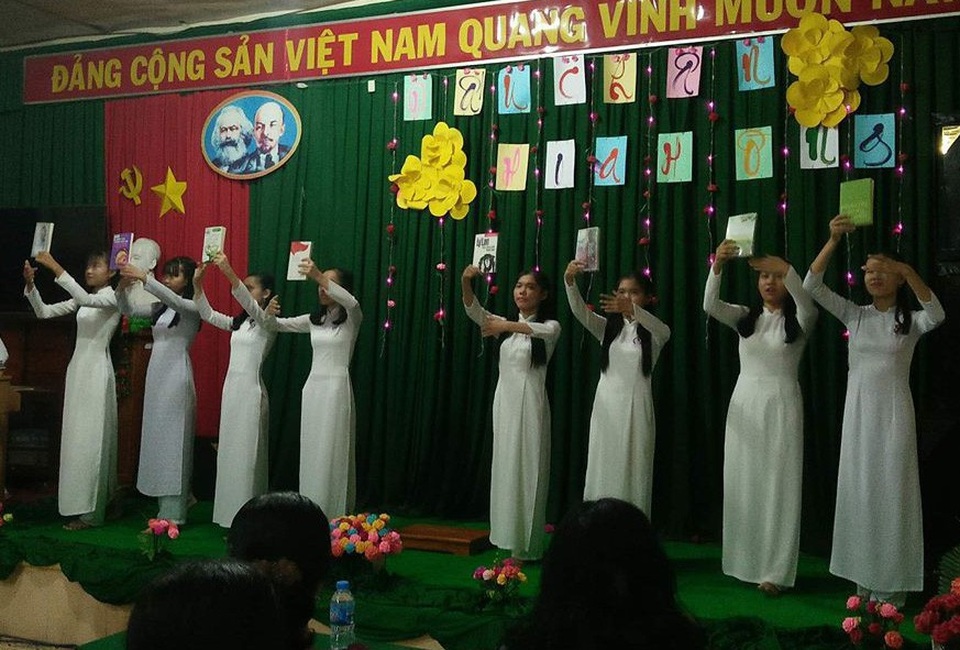 Đêm thơ nhạc tưởng nhớ người thầy viết thư xin sách cho học trò - 1
Học trò trường làng THPT Nguyễn Thông, Vĩnh Long múa bài Khát vọng với sách để tri ân, tưởng nhớ thầy giáo Huỳnh Văn Thế.