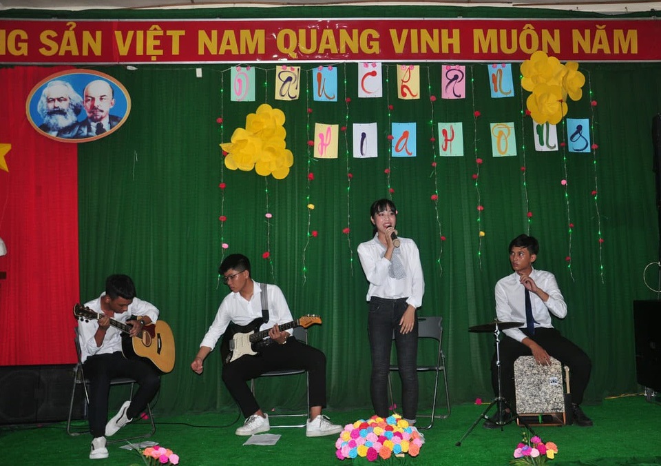 Đêm thơ nhạc tưởng nhớ người thầy viết thư xin sách cho học trò - 3
Các tiết mục cực chất, có chiều sâu của học trò
