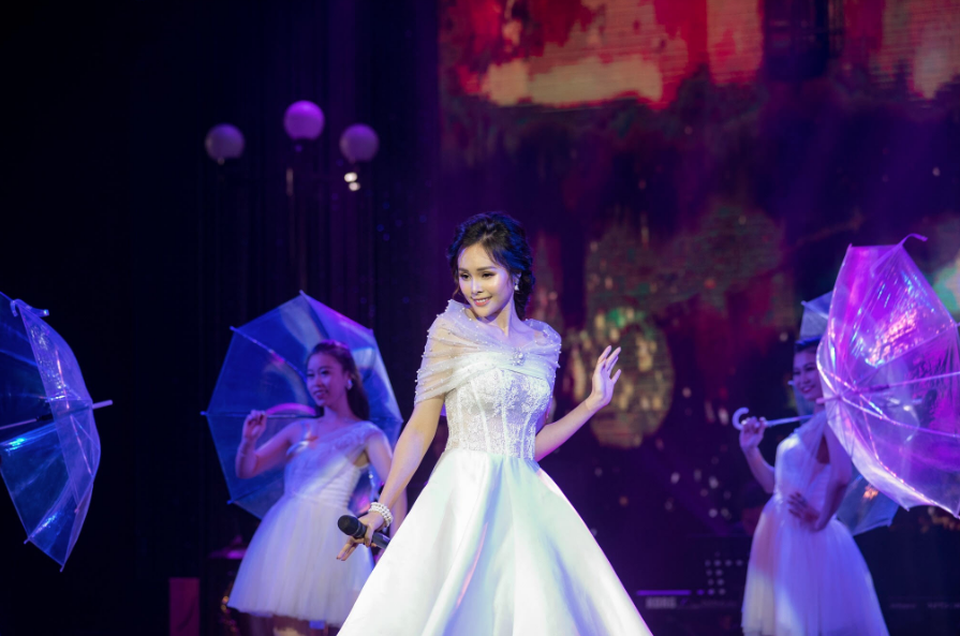 Người đẹp Bolero Hà Thành Lê Trinh lộng lẫy sánh đôi cùng ca sĩ Mạnh Đình - 3 Trong phần trình diễn của mình, Lê Trinh đã cho thấy sự đầu tư và sáng tạo khi ngoài band nhạc của chương trình, cô đã mời riêng cho mình band nhạc Acoustic lên sân khấu để hỗ trợ đệm cho cô ca khúc “Người tình mùa đông” nổi tiếng.