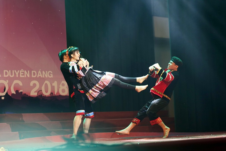 Nữ sinh trường Dược hóa sơn nữ múa võ như phim hành động - 1
Lường Thu Trang vào vai cô gái dân tộc H’mông, là nạn nhân của hủ tục cướp vợ