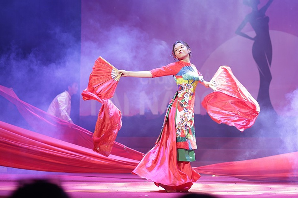 Nữ sinh trường Dược hóa sơn nữ múa võ như phim hành động - 10
Phạm Trang Nhung mang đến điệu múa mang tên “Gấm”