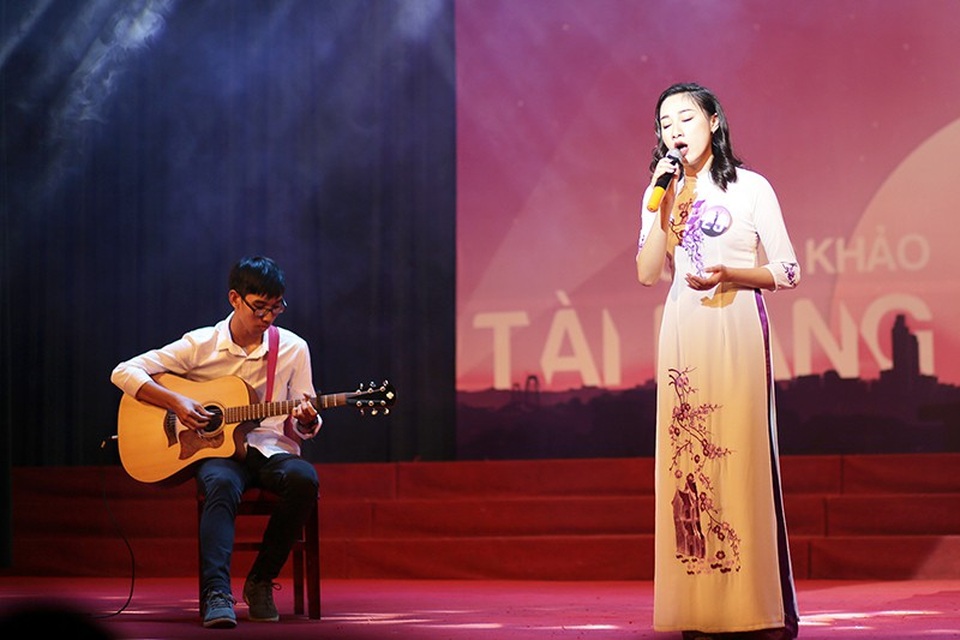 Nữ sinh trường Dược hóa sơn nữ múa võ như phim hành động - 11
Nguyễn Thị Quỳnh Trang khiến toàn bộ khán phòng lặng đi khi khoe giọng hát ngọt ngào qua ca khúc Mẹ tôi đầy xúc động.