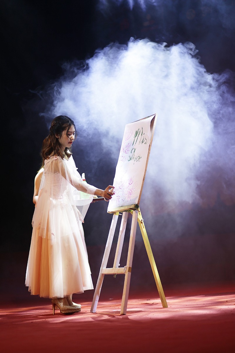 Nữ sinh trường Dược hóa sơn nữ múa võ như phim hành động - 12
Đỗ Khánh Linh tận dụng những kiến thức hóa học, vẽ nên bức tranh “ẩn” và chỉ hiện ra từ từ khi cô phun hóa chất lên bề mặt, khiến nhiều khán giả và ban giám khảo ngỡ ngàng, thích thú.