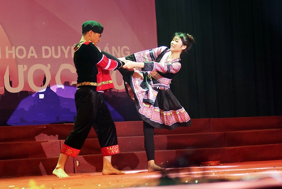 Nữ sinh trường Dược hóa sơn nữ múa võ như phim hành động - 2
Thu Trang trình diễn những ngón đòn Vovinam đẹp mắt