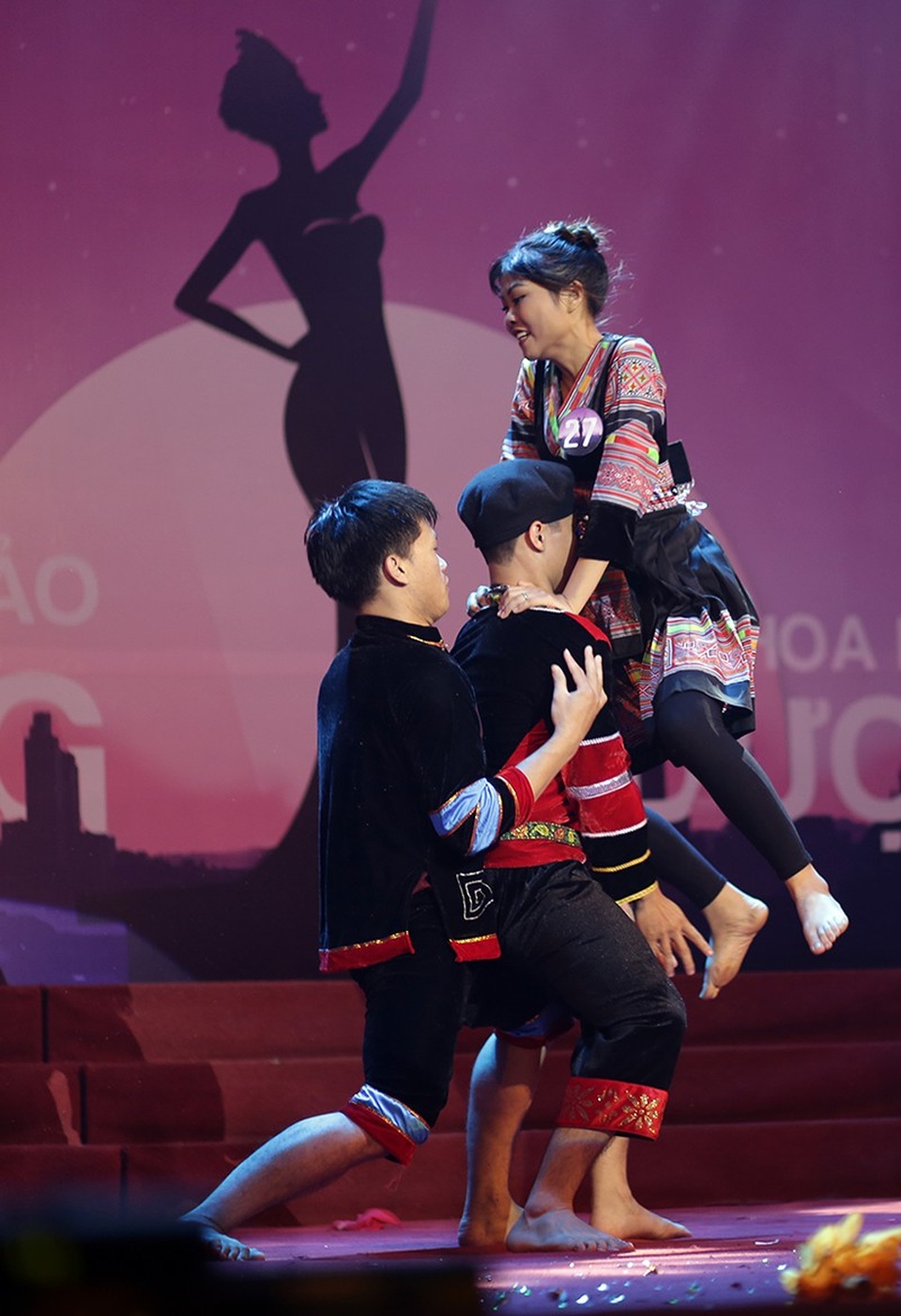 Nữ sinh trường Dược hóa sơn nữ múa võ như phim hành động - 3
Động tác nhảy lên cao rồi kẹp cổ quật ngã đối phương của nữ sinh khiến toàn bộ khán giả phấn khích, đứng lên cổ vũ.