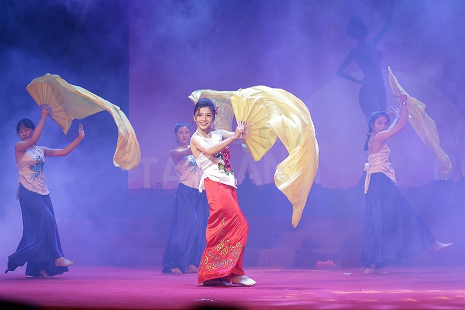 Nữ sinh trường Dược hóa sơn nữ múa võ như phim hành động - 4
Đỗ Phương Loan mở màn đêm thi với tiết mục múa Bèo dạt mây trôi vô cùng uyển chuyển, khoe trọn vẹn nét đẹp hình thể và gương mặt xinh đẹp